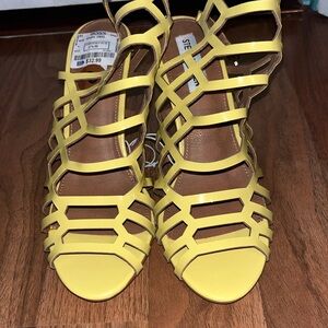 yellow line pattern heals. size: 8.